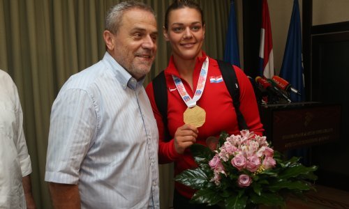 Od Bandića se sentimentalno oprostila i Sandra Perković: Čuvaj nas kao što si to uvijek radio, ali s nekog drugog mjesta