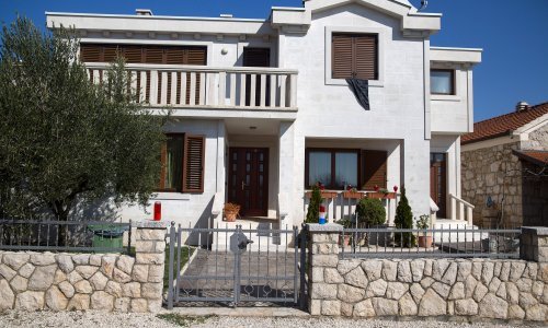 [FOTO] Pred rodnom kućom Milana Bandića upaljeni su lampioni i izvješena je crna zastava