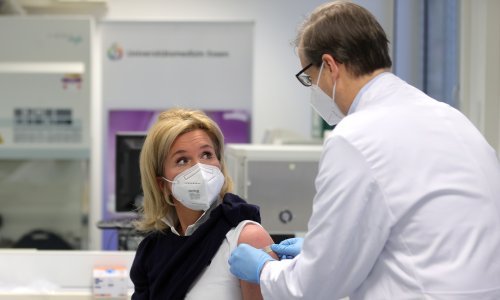 Njemačka drastično mijenja raspored cijepljenja? 'Ili to ili će tisuće doza propasti!'