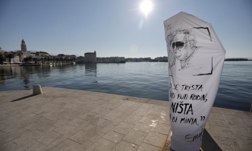 [FOTO/VIDEO] Splitski aktivisti prekrili foto-stup na Matejuški plahtom s likom i porukom Miljenka Smoje