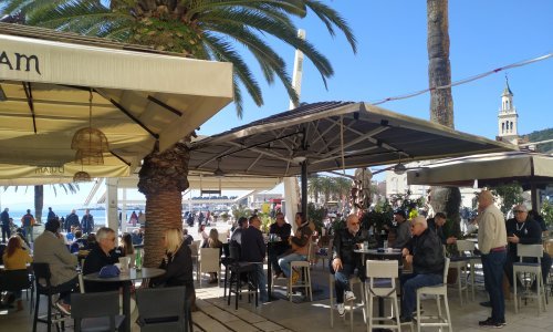 Pad broja i vrijednosti fiskaliziranih računa na godišnjoj, a rast na tjednoj razini