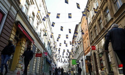 U BiH više od 900 novozaraženih, od toga polovica u Sarajevu, bolnice ponovo pretrpane oboljelima; hitno se sastao krizni stožer