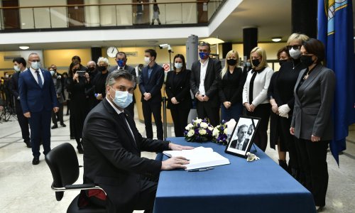 [VIDEO/FOTO] Plenković se upisao u knjigu žalosti za Milanom Bandićem, a potom odbacio priču da mijenja kandidata za Zagreb: Te špekulacije su brže od istine