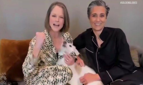 Sočni poljubac: Slavna Jodie Foster sa svojom suprugom Alexandrom proslavila vrijednu nagradu