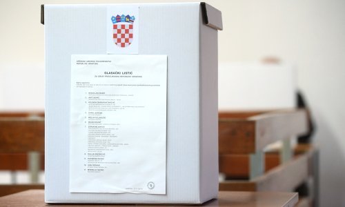 Potres oštetio 51, biračko mjesto na Baniji, moraju su osigurati zamjenska