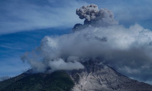 [VIDEO] Eruptirala dva vulkana u Indoneziji