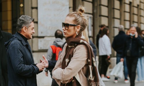 Zagrebačke ulice kao modna pista: Nekoć omraženu boju nosi sa stilom, a zahvaljujući odličnom stajlingu bila je magnet za poglede na špici