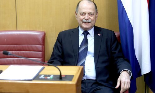 Plazonića rešetaju zastupnici, on odgovara: Neće se desiti da građani neće moći doći do lijekova