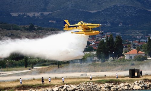 Na Braču buknuo požar, vatrogasci se bore da se probiju do vatre