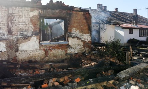 [FOTO/VIDEO] Buknuo požar u zgradi u Đurđenovcu; vatrogasci pronašli mrtvo tijelo