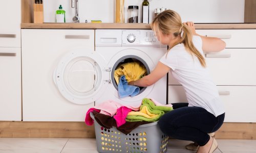 Znate li koliko dugo mokru odjeću smijete držati u perilici prije nego je stavite sušiti?