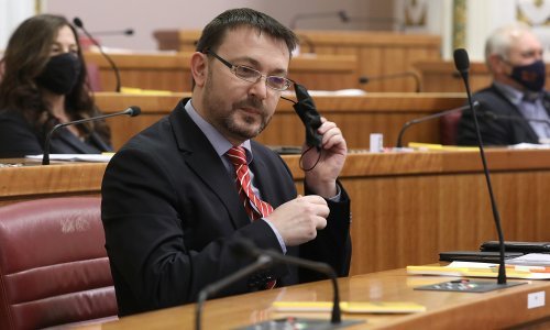 [FOTO/VIDEO] Bauk u Sabornici bez maske, prosvjedovao zbog kršenja mjera na Mirogoju