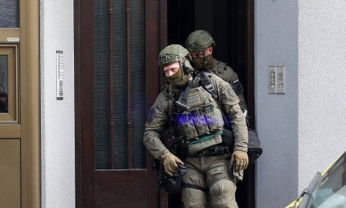 [FOTO/VIDEO] Žena se zabarikadirala u stanu u zgradi u centru Zagreba, na prozoru natpis: U stanu su bombe; specijalci ju izveli iz zgrade