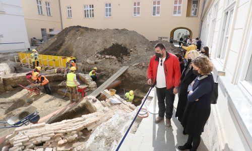 [FOTO/VIDEO] 'Čizmica' iz 1200. godine p.n.e., drveni tragovi smočnice iz 14. stoljeća...: U Banskim dvorima otkrivena 3000 godina stara povijest Zagreba