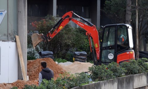 Bager od devet i pol tona ukraden u Zagrebu vlasnik pronašao na Braču