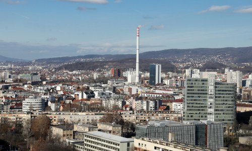 Muškarac se popeo na dvjesto metara visoki dimnjak u Zagrebu, intervenirala policija
