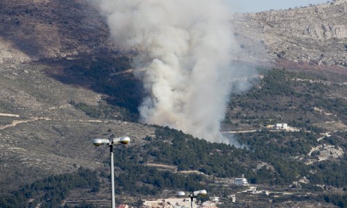 [VIDEO/FOTO] Požar na brdu iznad Strožanca kod Splita; na terenu vatrogasci, stigao i kanader