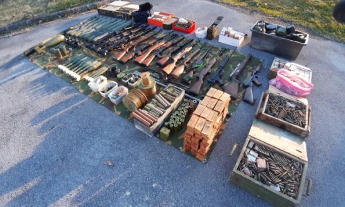 Ovo se rijetko viđa: Muškarac u Sisku policiji predao mitraljeze, puške, snajpere, bombe, mine, granate, zolje, eksploziv i gomilu municije
