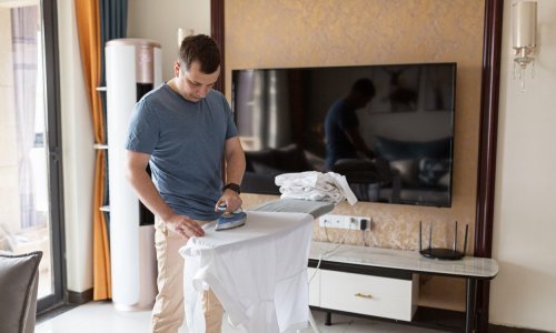 Samo jedan od 20 muškaraca glača, a jedan od 10 pere podove isključivo ili češće od partnerice