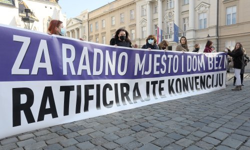 [FOTO/VIDEO] Sindikalke na Trgu sv. Marka: Doznale smo za brojne slučajeve uznemiravanja i zlostavljanja žena na radnom mjestu