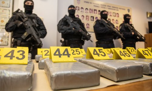 [FOTO/VIDEO] Policija otkrila detalje zapljene više desetaka milijuna kuna vrijednog kokaina: 'Dva su vadila drogu iz kontejnera, treći je čuvao stražu'