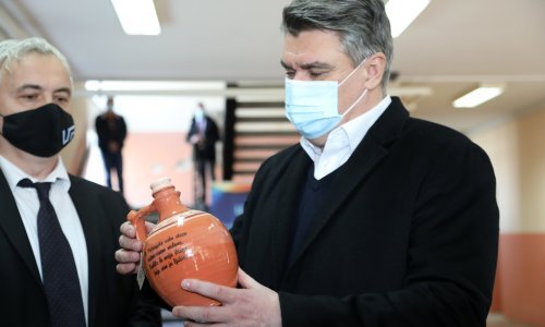 [FOTO/VIDEO] Milanović obišao Fakultet metalurgije u Sisku i Učiteljski fakultet u Petrinji