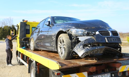 Žena s BMW-om sjetlela u jarak, u autu bilo i malo dijete