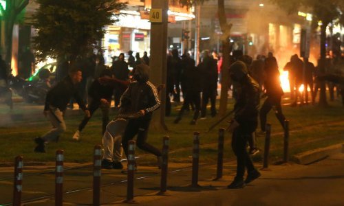 Divljanje u središtu Atene; miroljubivi prosvjed prerastao u nerede; privedeno 16 ljudi, pet policajaca ozlijeđeno