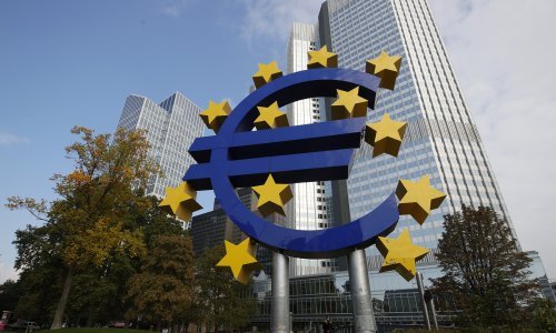 Paraglajderi Greenpeacea sletjeli na krov Europske središnje banke u Frankfurtu zbog monetarne politike koja ubija klimu