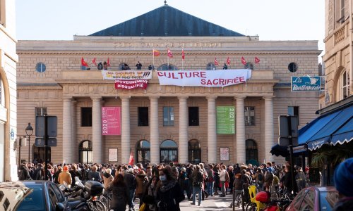 Prosvjednici zauzeli pariška kazališta u znak protesta protiv zatvaranja