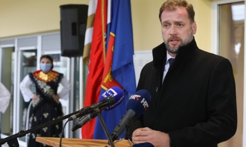 Banožić u Vinkovcima predstavio HDZ-ova kandidata za gradonačelnika; onima koji su ih napustili poručio: Ekipa koja je izašla iz HDZ-a, predvođena Josipom Dabrom, doživjet će potop i poraz