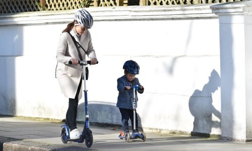 Nezaustavljiva trudnica: Pippa Middleton u skupocjenim tenisicama juri na romobilu u društvu sinčića