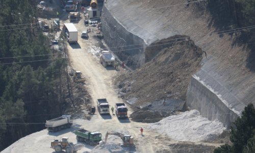 [FOTO/VIDEO] Odronio se dio brda i zatrpao gradilište obilaznice kod Omiša; iz Hrvatskih cesta poručuju: Ništa neuobičajeno