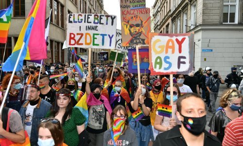 Poljska će zabraniti gayevima da usvajaju djecu, čak i kao samcima