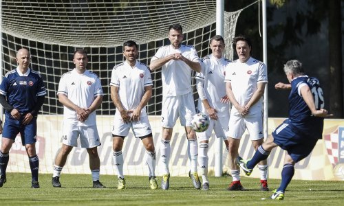 Legende hrvatskog i slovenskog nogometa odigrale humanitarnu utakmicu u Petrinji; Uefa novčano pomogla Crvenom križu