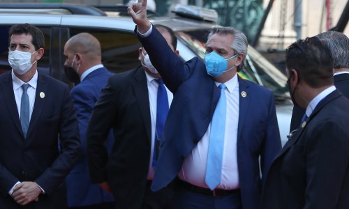 Argentina: Ljutiti građani gađali kamenjem vozilo predsjednika Fernandeza