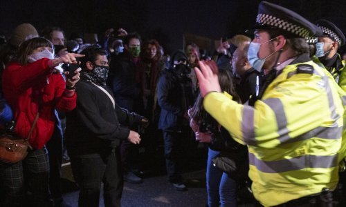 Policija se sukobila s ožalošćenima i prosvjednicima nedugo nakon što policajac optužen za ubojstvo 33-godišnje žene