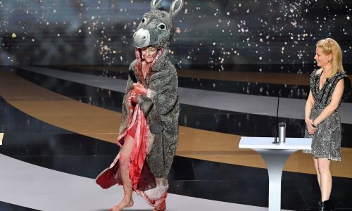 Glumica se skinula na pozornici dodjele nagrada Cesar i natpisom s golih grudi poručila: 'Nema kulture nema budućnosti'