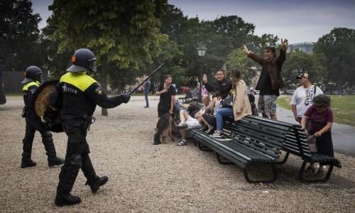 Policija u Den Haagu s psima i vodenim topovima razbila protuvladine prosvjede