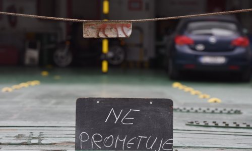 Zbog olujne bure u prekidu trajektni promet na liniji Sumartin - Makarska