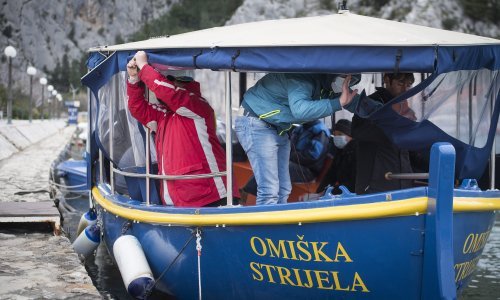 [FOTO/VIDEO] Novi prometni režim u Omišu: Buri unatoč, brodovima jutros bez većih zastoja. Gužve će riješiti Kairos, kojeg će spustiti golemom dizalicom