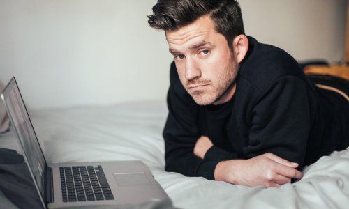 Ne možete više izdržati? Ova neobična umjetnička aplikacija stvara razloge za izlazak iz Zooma