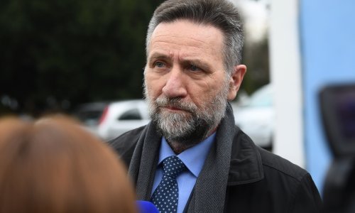 Četiri sata zasjedali pa jednoglasno odlučili; zagrebački dekani mogu se razriješiti isključivo na sjednicama uživo; Senat raspravlja o Pavi Barišiću