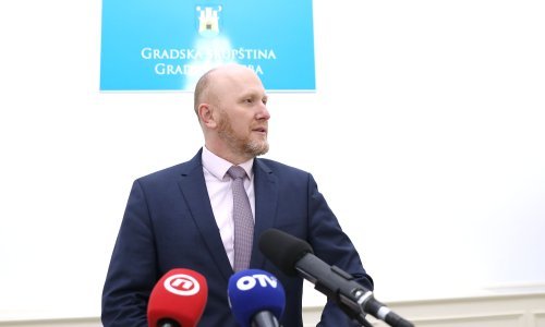 Zagrebačka oporba na nogama; Petek: Čini mi se da ćemo Markotić pamtiti kao Zagrepčanku koja je nagradu dobila preko reda, dakle 'Zagrepčanka preko reda'