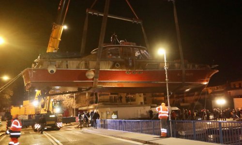 [VIDEO/FOTO] Brodica u Omišu konačno dizalicom prebačena preko mosta, pogledajte kako je tekla operacija