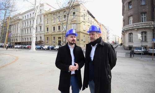 Nađi dijelio građanima zaštitne kacige jer ni godinu od potresa još nema obnove