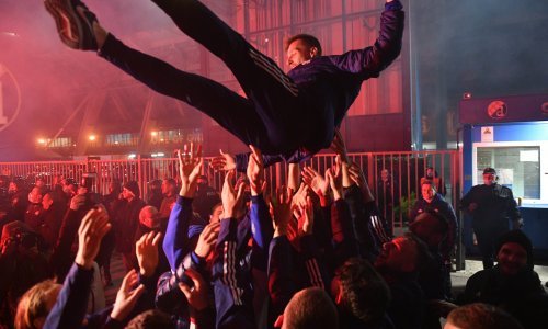 [VIDEO/FOTO] Pogledajte kako je gorjelo ispred maksimirskog stadiona na kojem se dogodilo čudo; stotine navijača s igračima proslavilo povijesni uspjeh Dinama
