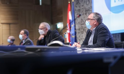 Božinović objavio nove mjere: Zabranjen dio treninga, zatvaraju se igraonice, a za ulazak u Hrvatsku dovoljan je antigenski test ili potvrda o cijepljenju. Priznaju se i kinesko i rusko cjepivo!