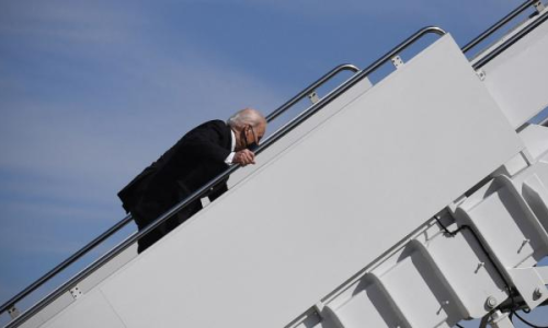 [VIDEO] Biden dva puta posrnuo i pao prilikom ukrcaja u Air Force One