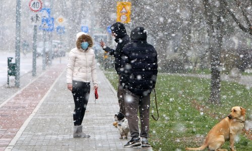 Sunčano je i vjetrovito, a prijepodne može pasti i snijeg